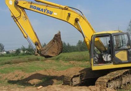 五峰如何保护好成都钩机租赁车辆的“心脏”?